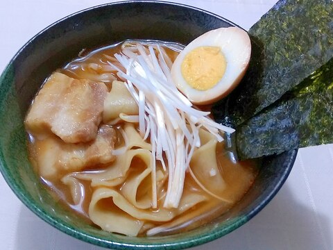 極太手作り中華麺で煮込みラーメン